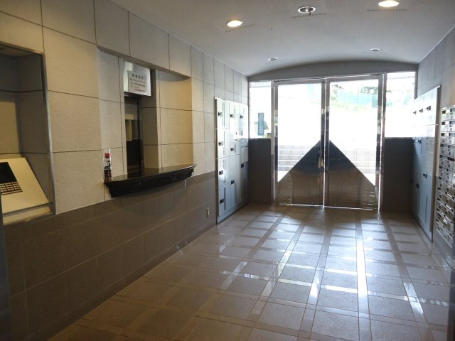 小金井市緑町３丁目の賃貸マンションのロビー
