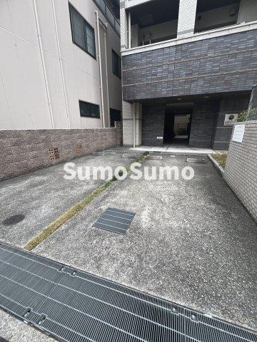 ライジングコート深江本町フラワーパークの駐車場