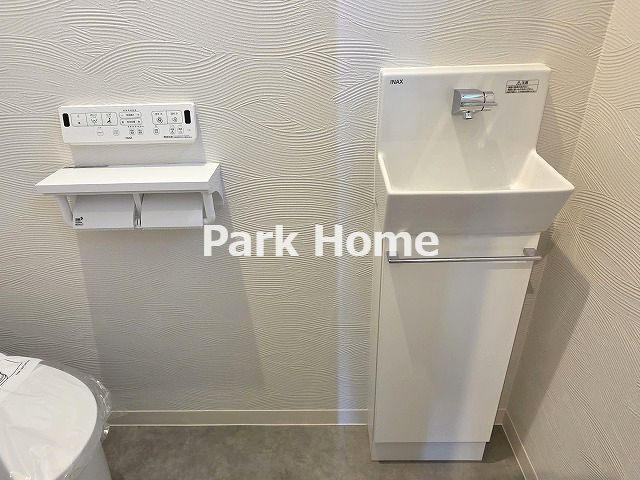 高知市高須3丁目　新築戸建てのトイレ|１F:トイレ（手洗い洗面付き）