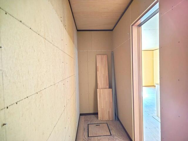 リフォーム住宅　高富の玄関|キッチン横にパントリー制作中！