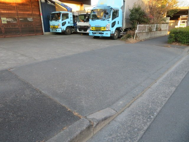八王子市小宮町の倉庫の駐車場