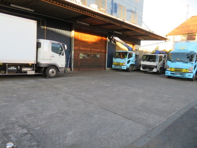 八王子市小宮町の倉庫の駐車場