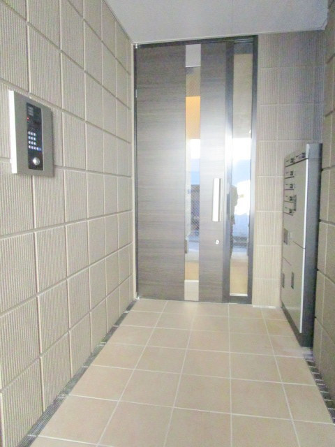 コントレイルのエントランス|オートロック付きのエントランス