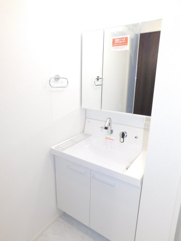 名古屋市中村区押木田町２丁目の中古一戸建の独立洗面台|◇洗面室◇　　三面鏡シャワードレッサー♪　くもり止め仕様