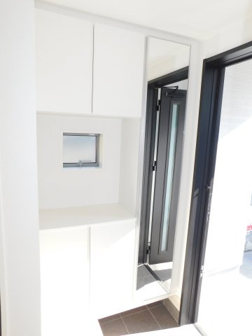 名古屋市中村区押木田町２丁目の中古一戸建の玄関|◇玄関◇　　ミラー付きシューズＢＯＸ