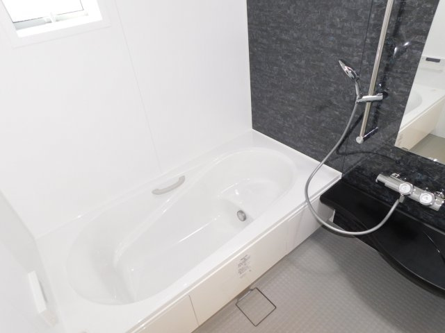 名古屋市中村区押木田町２丁目の中古一戸建の浴室|◇浴室◇　　浴室暖房乾燥機・エコベンチ浴槽・バリアフリーバス・追い焚き・24時間換気システム・浴室窓あり♪