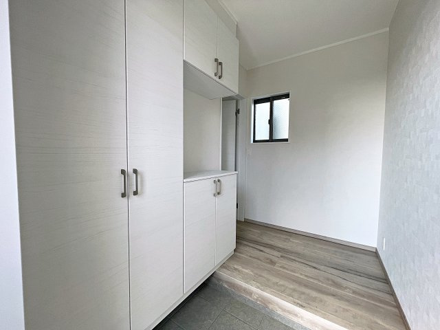 新築戸建・建売　郡山市小原田2丁目の玄関|大容量のシューズボックス付きの玄関スペース！玄関ドアから日差しが入り明るいです！