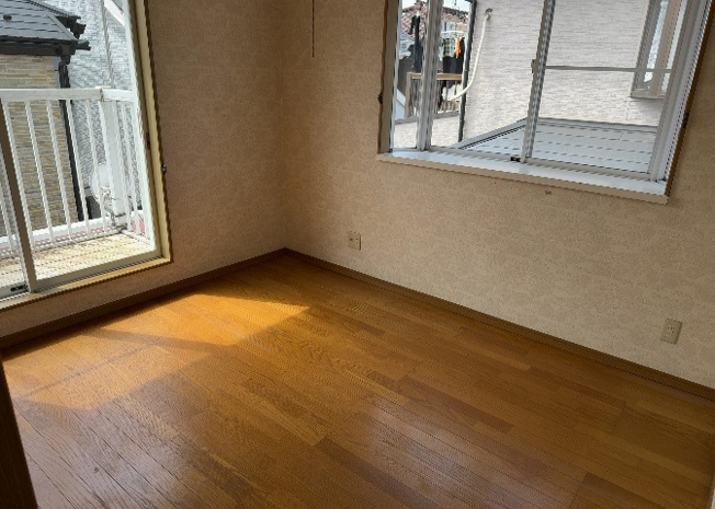 【洋室】 | 洋室のメリットは重い家具が置きやすく、身の回りが整理しやすいことです。 床がフローリングのため畳とは異なり凹みにくいです。 クローゼットなど収納が豊富で、普段使わない旅行カバンや服の整頓も簡単にです。