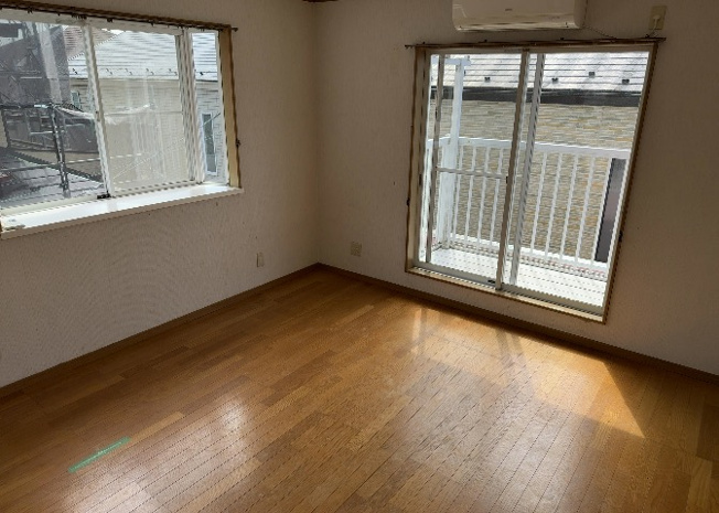 【寝室】 | 寝室でゆっくりと過ごすためにはベッド周りの適度な空間を担保することや窓の位置、照明の明るさ、寝室の広さなどを考える必要があります。自身や家族の構成とライフスタイルに併せて寝室にする部屋を選びましょう！