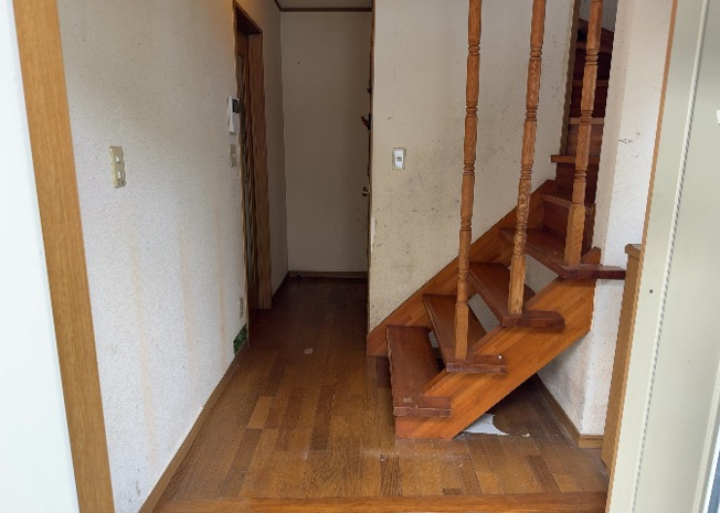 【玄関】 | 玄関は家の顔でもあり、家族以外の目にも止まる場所です。玄関は外との間を仕切る扉、靴などをしまっておく収納スペース、靴脱ぎのたたきスペース、来客とのやり取りをするドアホンなど複数のアイテムからなります。