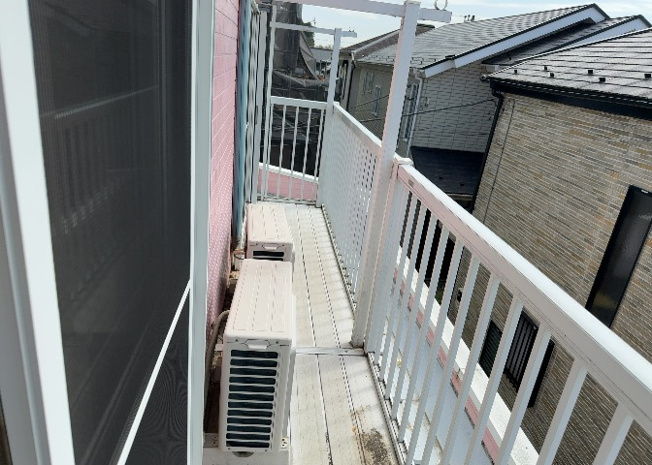 【バルコニー】 | バルコニーは、室外の専用スペースのうち、「屋根がなく開放された空間」であるものを指します。ベランダより広いタイプのものが多く、日当たりもよいため家庭菜園などを楽しみたい人にとって適した環境となります。