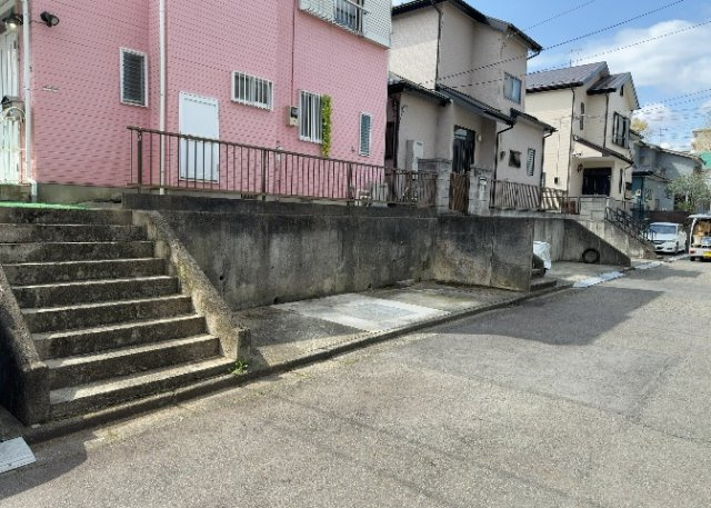 【駐車場】 | 駐車場と明記されていても、最小スペースでつくられた駐車場だと大型車は駐車できなかったり、出入りしにくくなったりする可能性があります。お車のサイズと購入したい物件の駐車場のサイズを現地で確認しましょう。