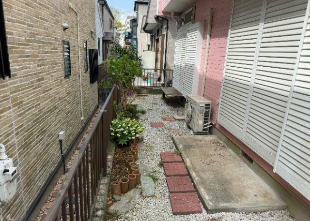 【庭】 | 庭があることでガーデニングや家庭菜園はもちろん、こどもの遊び場やペットを放して遊ぶことができます。また、家の周囲に余裕があるということです。隣地との間があれば、十分な日当たりと、風通しが確保できます。