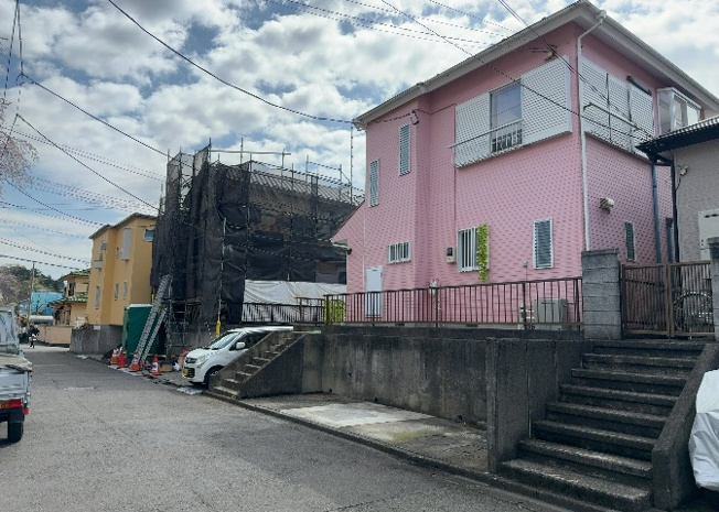 【前面道路含む現地写真】 | 住宅用の土地では前面道路に2m以上接していなければならないと法律で定められています。しかし、お持ちの車のサイズやライフスタイルなどにより、2mでは利便が悪い場合もございますので、事前に確認しましょう。