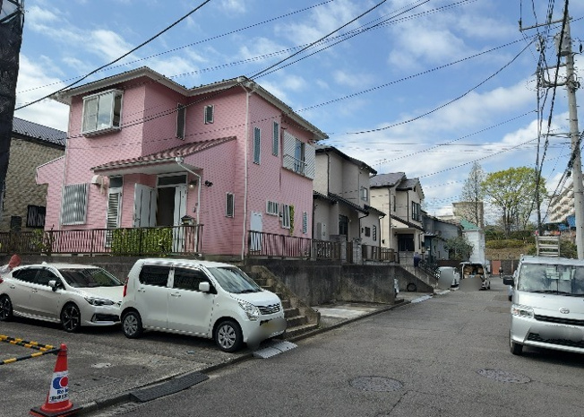 【前面道路含む現地写真】 | お持ちの車種によっては前面道路が広い方が便利でしょう。しかし、前面道路が広ければその分交通量が多くなるため、騒音などが気になる場合があります。実際に現地を見学し、周辺交通量や騒音などを確認しましょう！