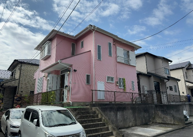 【外観】 | 現地に行くなら、物件の周囲の地形がどうなっているかを見ることも大切です。周辺より低くなっている土地では、大雨などで水が集まりやすいため、地盤が弱くなっているということも考えられるため、注意が必要です。