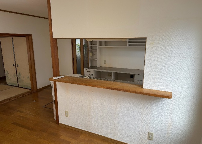 【キッチン】 | ダイニングとキッチンの間を扉や壁などで仕切らず、一体化させた間取りです。キッチンカウンターがついている物件ならば、食事をキッチンカウンターで取ることで、ダイニングスペースをリビングとして使用できます。