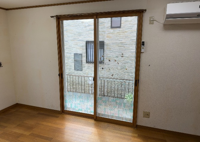 【内装】 | サッシは、ガラス窓に使用される金属製の窓枠です。一般的に住宅建築では、金属製建具工事の段階でガラス類・玄関などと同時に設置されます。種類や構造により断熱性能や遮音性能が異なるので現地でご確認ください。