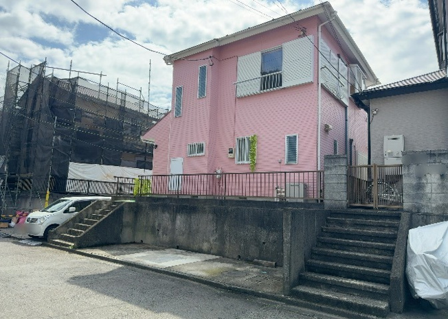 【構造・工法・仕様】 | 木造住宅とは土台、壁、柱など建築物の強度を支える構造体の材に木が使用されている構造を指します。構造体は建物の自重を支えるだけではなく風圧や水圧、積裁荷重などあらゆる衝撃に耐えるための基礎です。