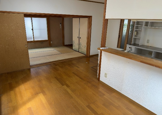 【居間・リビング】 | 直線タイプはLとDKを一直線に並べた形で対面キッチンのタイプです。一般的なのでよく見かけるかもしれません。直線タイプに似た直接アイランドタイプは、キッチンとダイニングの間に壁がない分広く感じられます。
