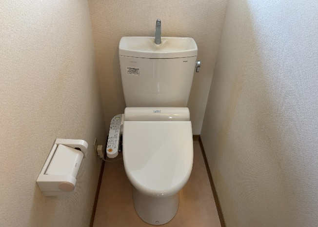 【トイレ】 | トイレは大きさや形、機能、抗菌性などが異なる多種多彩なタイプが各メーカーから出ています。それぞれに良さがあるため、事前にどういったタイプのトイレがいいのかをご家庭内で決めて、内見に行くといいでしょう。