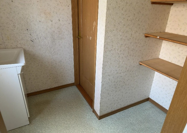 【脱衣所】 | 多くの戸建て住宅で見かける洗面脱衣所は、洗面台と洗濯機が2畳ほどのスペースに並べられていて、洗面所が脱衣所を兼ね備えている間取りが一般的です。お客様が利用することもある、パブリックな空間でもあります。
