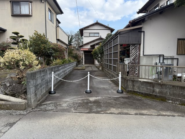 中古戸建　富士市入山瀬　（４DK）の前面道路含む現地写真|間口の写真です
