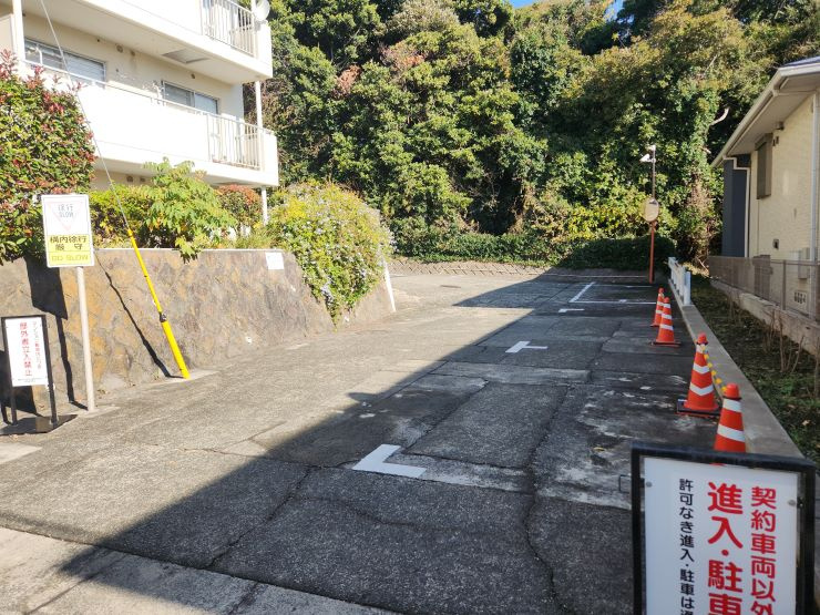 海まで9分！藤和ライブタウン鎌倉七里ガ浜東南角部屋の駐車場