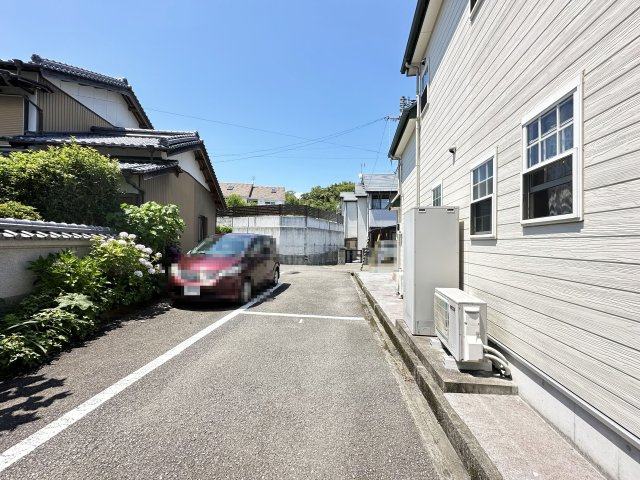 曽我部邸棟割貸家の駐車場
