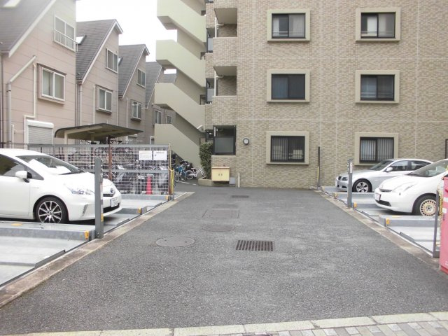 ダイアパレス王子神谷の駐車場