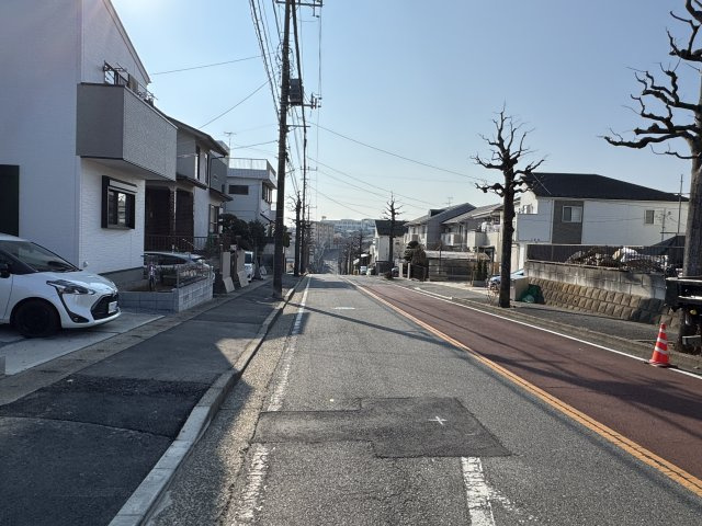 松戸市中和倉新築戸建【上本郷小学校：10分】の前面道路含む現地写真|北西側前面道路・幅員約12ｍ