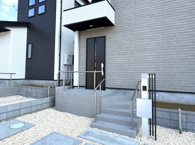 松戸市中和倉新築戸建【上本郷小学校：10分】のエントランス|エントランス・玄関ポーチ