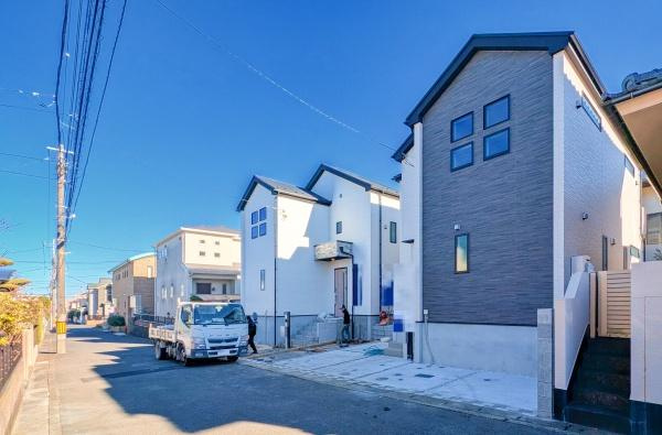 横浜市港南区日限山４丁目の新築一戸建の外観|堂々と完成しました！いつでもご案内可能です！
お車でご自宅まで送迎承ります。