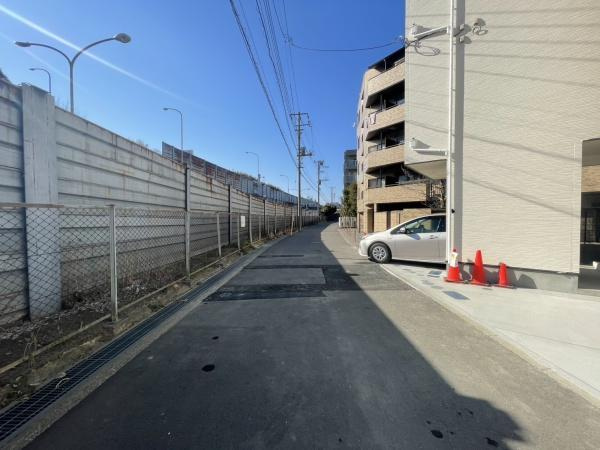 横浜市港南区日野中央２丁目の新築一戸建の前面道路含む現地写真|車通りが少ない為、小さなお子様にも安心です。
是非一度、現地へ起こしください。


