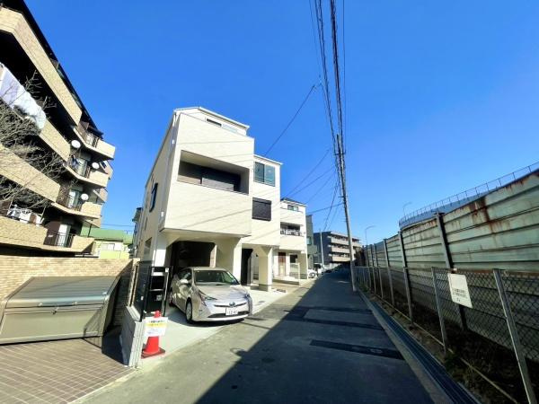 横浜市港南区日野中央２丁目の新築一戸建の外観|堂々と完成しました！いつでもご案内可能です！
お車でご自宅まで送迎承ります。