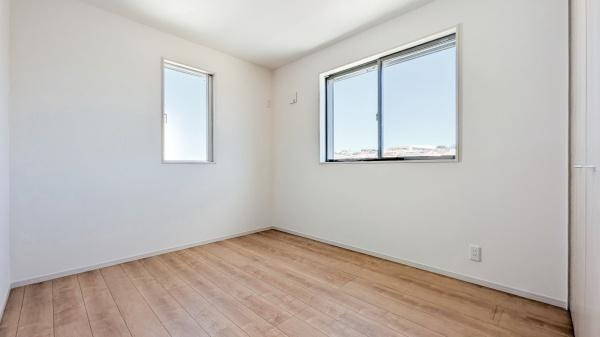 横浜市港南区東永谷３丁目の新築一戸建の洋室|二面採光の明るく、落ち着きのある洋室！
休日はこちらでおくつろぎ下さい♪