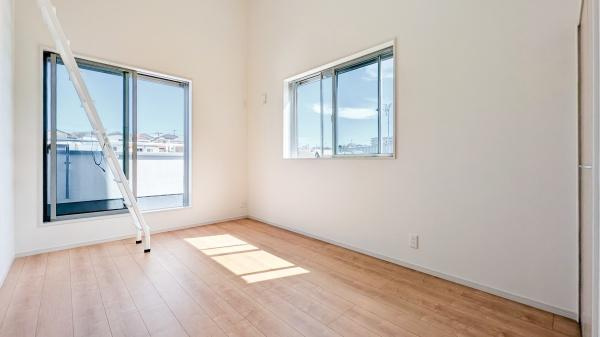 横浜市港南区東永谷３丁目の新築一戸建の洋室|窓からの光が嬉しい洋室です。
収納もあり、荷物が多い方にも安心です♪