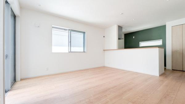 横浜市港南区東永谷３丁目の新築一戸建の居間・リビング|自慢したくなるリビング！
形も良く家具の配置にも困りません。