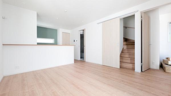 横浜市港南区東永谷３丁目の新築一戸建の居間・リビング|対面式のキッチンはお料理中でも家族とのお話も弾みます。
お天気の良い日は電気をつけなくても明るいリビング！
