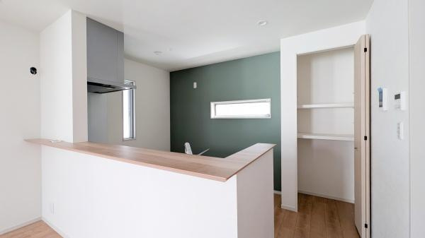 横浜市港南区東永谷３丁目の新築一戸建のキッチン|パントリー付き！
パントリーがあるとキッチン周りをきれいに保てますね！