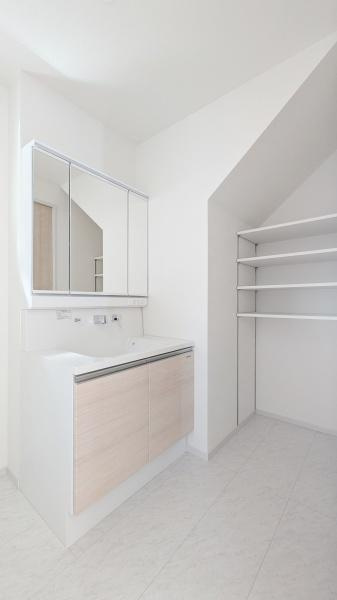 横浜市港南区東永谷３丁目の新築一戸建の独立洗面台|お化粧もしやすい三面鏡付き独立洗面台、
収納もしっかりあり、洗剤などもしまっておけます。