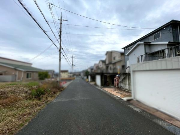 橋本市さつき台1丁目　中古戸建　の前面道路含む現地写真