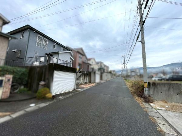 橋本市さつき台1丁目　中古戸建　の前面道路含む現地写真