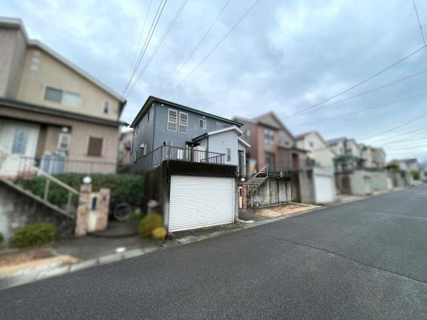橋本市さつき台1丁目　中古戸建　の前面道路含む現地写真