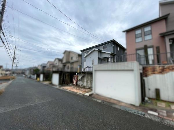橋本市さつき台1丁目　中古戸建　の前面道路含む現地写真