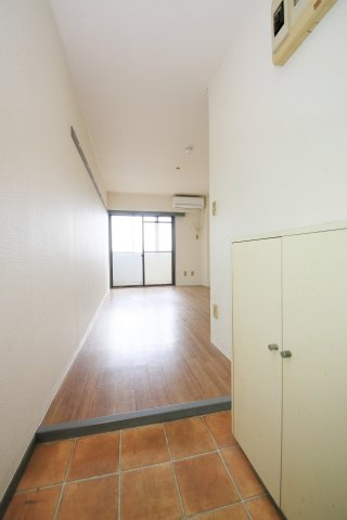 フォークビルアンドウの玄関|別部屋反転間取りのお写真となります。