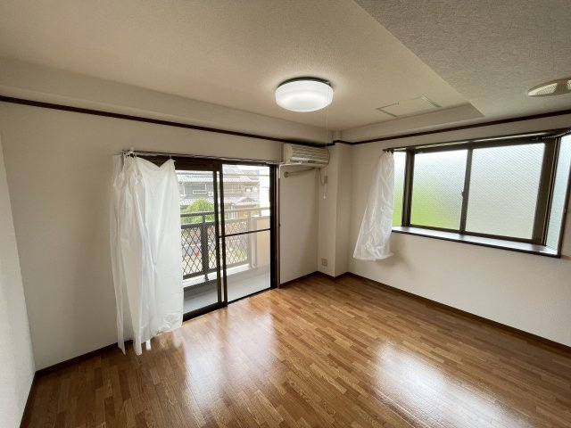 ロイヤル・メゾンの洋室|角部屋で出窓付き