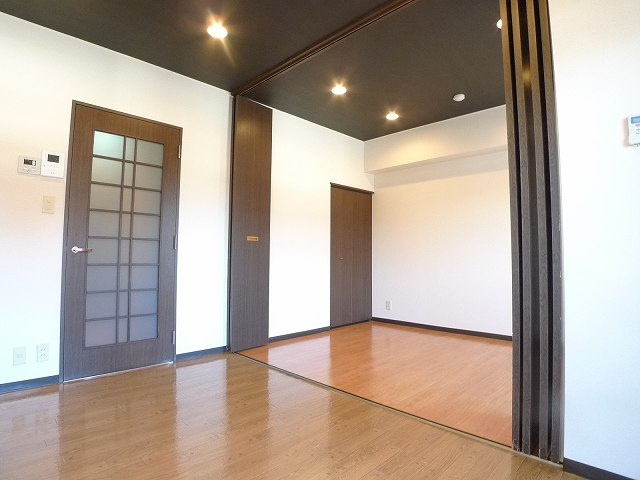 サンライズ山善の洋室