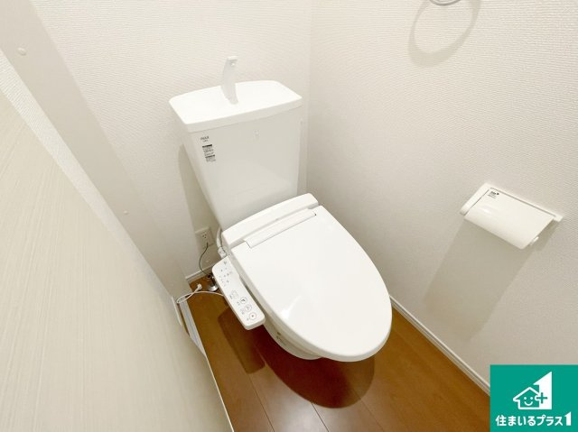 高槻市東五百住町　第1期　新築一戸建てのトイレ|1・2階の2ヶ所にあるので、朝の忙しい時間の順番待ちもなく、深夜の利用にも大変便利です。