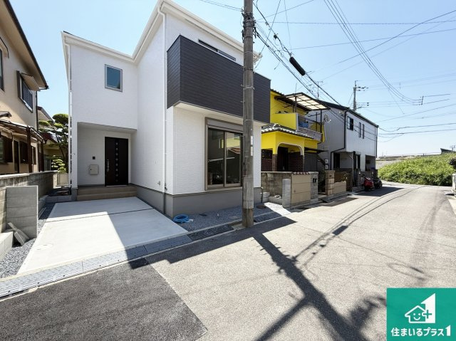 高槻市東五百住町　第1期　新築一戸建ての前面道路含む現地写真|周辺は閑静な住宅街！前面道路広々で車の出し入れも便利です。駐車が苦手な方でも安心して車庫入れできます！